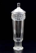 Helderglazen jaarbeker 8-kantig geslepen met gematteerde driehoeken aan de voet deksel met 8-kantig geslepen knop met geëtste tekst Den Nieuwen Tijd 1925 ontwerp H.P.Berlage 1925 uitvoering Glasfabriek Leerdam 