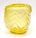 Goudgeel glazen Unica vaas L 344 met golvende craquelé banen in reliëf met goudluster vierkante romp met ronde bovenzijde op aangezette voet ontwerp A.D.Copier 1931-'32 uitvoering Glasfabriek Leerdam 