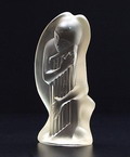 Persglazen sculptuur Engel met harp in gesatineerd helder glas ontwerp Stef Uiterwaal 1933 uitvoering Glasfabriek Leerdam 