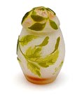Cameo glazen dekselpotje met geëtste decoratie van bladranken met bloemen ontwerp Emile Gallé ca.1905 uitvoering Gallé Nancy / Frankrijk 