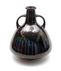Geglazuurde aardewerk oorvaas met blauw ingelegde decoratie ontwerp Chris van der Hoef ca.1906 uitvoering VH Amstelhoek 