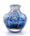 Dikwandige Unica vaas AB 205 vrijgeblazen blank glas met ingesloten decoratie van vijf bloemen in groen geel wit en blauw email op zwart gecraqueleerde ondergrond rood met gele lijndecoratie aan bovenzijde en met een dikke helderglazen overlay ontwerp A.D.Copier 1950 uitvoering Glasfabriek Leerdam 