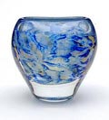 Dikwandige Unica vaas AB 260 vrijgeblazen blank glas met ingesloten decoratie van blauw en gele bloemen overdekt met een dikke heldergalazen overlay ontwerp A.D.Copier 1950 uitvoering Glasfabriek Leerdam 