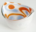  Bärnbach / Oostenrijk Unica kom ontwerp Floris Meydam 1990 Blankglazen kom met opaline binnenlaag waarin kleurvlakken in lichtblauw en div schakeringen oranje Aan de buitenkant diverse ingeslepen lenzen Glasblazer Rudolf Weninga die 58 unica totale productie Bärnbach voor Floris Meydam heeft geblazen in de periode 30 jan.-13 feb 24-30 mei 1990 Lit Floris Meydam - In Vorm pag 168 