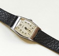 Art Deco horloge metaal Kasta Swiss made in orginele staat mechanisch tonneaux-vormige kast ca.1935 