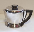 Zilveren theepot met ebbenhouten knop en handvat Ontwerp en uitvoering Jean E Puiforcat 1847-1945 / Frankrijk ca.1930 Verscheidene merken zie foto's 