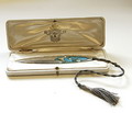 Zilveren Barboteaux briefopener met florale geëmailleerde decoratie in groen wit en lichtblauw Orgineel zijden koort en in orginele doos Gestempeld Barboteaux 