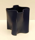 Blauw geglazuurde aardewerk vaas ontwerp Jan van der Vaart uitvoering Makkum / Holland ca.1980 