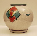Vaas witbakkende klei voorzien van decor Radianta ontwerp L.J.Muller 1928-'30 uitvoering Plateelbakkerij Zuid-Holland Lit Plateelbakkerij Zuid-Holland pag 72 