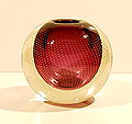  Serica no.50 spijkerbol ingesloten netwerk van luchtbelletjes waarbinnen rode kern ontwerp A.D.Copier 1936 Leerdam / Holland 