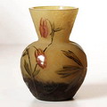 Cameovaasje ontwerp en uitvoering Daum / Nancy / France Op kleur gebracht glas met gele en paarse kleurpoeders de bloemen zijn vervolgens beschilderd met groen en rood emaille 