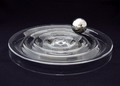 Speelobject met metalen kogel in vorm geblazen kleurloos glas ontwerp Floris Meydam Lit Floris Meydam Leerdam glas 1944-1986 pag.93 foto 134 