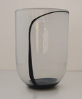 Leerdam Unica vaas ontwerp Floris Meydam Vrijgeblazen blank glas met opaline kern waarover zwarte ingesmolten lijn Uitvoering Arie van Lopik Lit Leerdam Unica 1923-1987 / Marc Heiremans fotono 373 