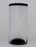 Serica- vaas kleurloos glas overlopend naar opaline met zwarte bolle bodem en zwarte band langs bovenrand ontwerp Richard Meitner 