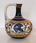 Schenkkan decor Lindus ontwerp Klaas Vet ca 1914 uitvoering Arnhemsche Fayencefabriek / Holland 