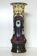  Rozenburg vaas met motief van pauwenogen en veren ontwerp T.H.C Colenbrander 1888 Lit Rozenburg 1883-1917 pag 119 afb.25 