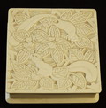 Vierkant crème bakelieten doosje ontwerp en uitvoering Eduard Fornells / France Eduard Fornells een graveur van René Lalique start in 1919 in Parijs met de productie van artistieke objecten in bakeliet 