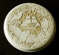 Ronde crème bakelieten doos ontwerp en uitvoering Eduard Fornells / France Eduard Fornells een graveur van René Lalique start in 1919 in Parijs met de productie van artistieke objecten in bakeliet 