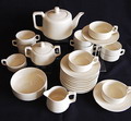  Goedewaagen theeservies modelno.912 ontwerper onbekend Lit Goedewaagen's gebruiksgoed Pag 28-29 afb 16 Bestaande uit 12 kop schotels Theepot Suikerpot Melkkannetje Spoelkom 