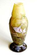 Cameo geslepen en geëmailleerd glazen vaasje met florale decoratie in groen rose en paars met cameosignatuur Daum/Nancy ca.1900 