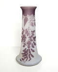 Cameo geslepen glazen vaas met florale decoratie in paars met cameosignatuur Gallé ca.1900 
