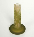 Cameo geslepen glazen miniatuurvaas met florale decoratie in groen en rose met cameosignatuur Gallé ca.1900 