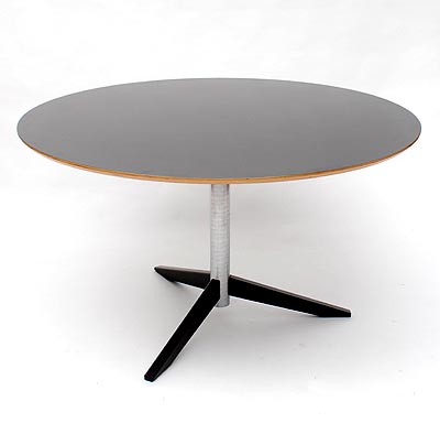 Botterweg Auctions Amsterdam Ronde tafel met plywood met zwarte toplaag, op metalen voet, ontwerp Martin 1964, uitvoering 't Spectrum