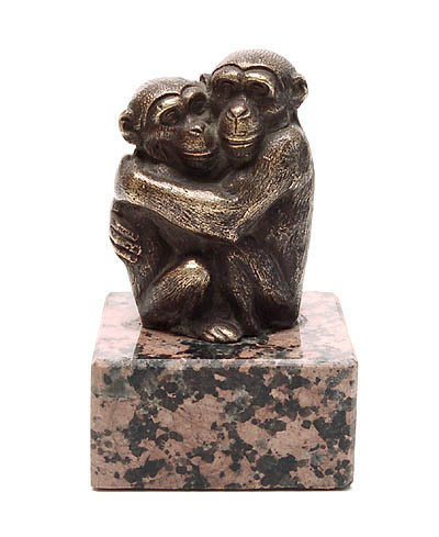 Bronzen beeldje van twee aapjes op natuurstenen voetstuk ontwerp en uitvoering onbekend ca.1950 