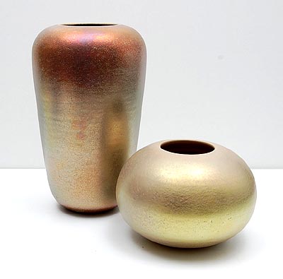 Botterweg Auctions Amsterdam > Gold glazed earthenware vase