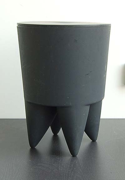 Auctions Amsterdam > kunststof (polypropyleen) krukje met deksel "Bubu", ontwerp Phillipe 1996, uitvoering 3 Suisses / Frankrijk