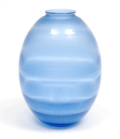 Blijven Me Vel Botterweg Auctions Amsterdam > Azuurblauw glazen vaas met tincraquelé in  horizontale banen, ontwerp A.D.Copier 1934, uitvoering Glasfabriek Leerdam