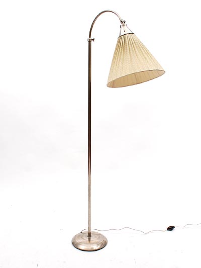 Product Tact Melodrama Botterweg Auctions Amsterdam > Metalen staande lamp Giso Model 6001 met  gebogen arm en geelzijden kap, ontwerp W.H.Gispen(1890-1981) 1931,  uitvoering Gispen / Culemborg 1939