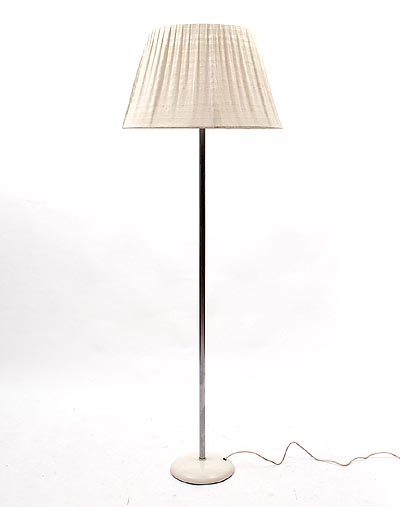 Botterweg Auctions Amsterdam > Metalen staande lamp Giso met wit gelakte voet en wit stoffen kap, ontwerp W.H.Gispen(1890-1981) 1931, uitvoering / Culemborg 1939