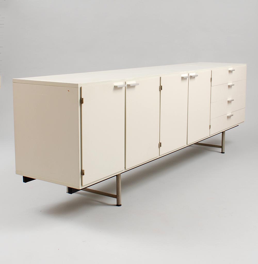 procent universiteitsstudent Chemie Botterweg Auctions Amsterdam > Wit gelakt "made-to-measure" dressoir, ontwerp Cees Braakman ca.1960, uitvoering UMS-Pastoe / Utrecht procent universiteitsstudent Chemie Botterweg Auctions Amsterdam > Wit gelakt "made-to-measure" dressoir, ontwerp Cees Braakman ca.1960, uitvoering UMS-Pastoe / Utrecht