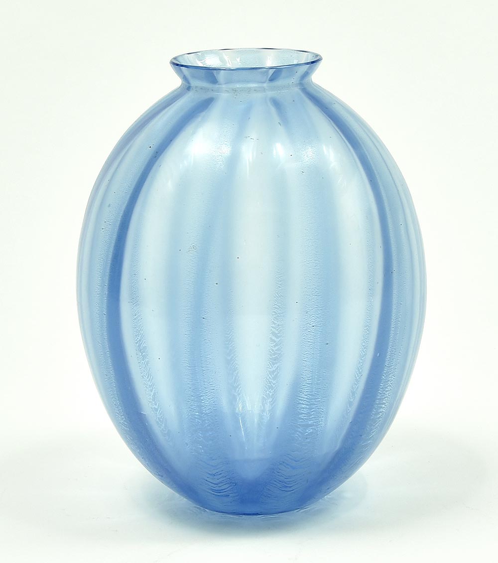 Buitensporig ~ kant Aas Botterweg Auctions Amsterdam > Azuurblauw glazen vaas met tincraquelé in  verticale banen, ontwerp A.D.Copier 1934, uitvoering Glasfabriek Leerdam
