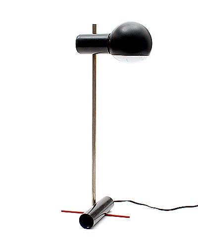 Auctions Amsterdam > "De Stijl" tafellampje (replica), metalen als zwart gelakte holle buis met blauwe binnenzijde en rood gelakt staafje dwars op de buis, ontwerp Gerrit Rietveld 1925,