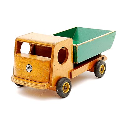 Botterweg Auctions Amsterdam > Houten speelgoed vrachtwagen met groen en geel beschilderde kantelbak, met originele metalen wielen met rubberbandjes, ontwerp Verzuu ca.1935, uitvoering Door Onvolwaardigen), Berg en Bosch