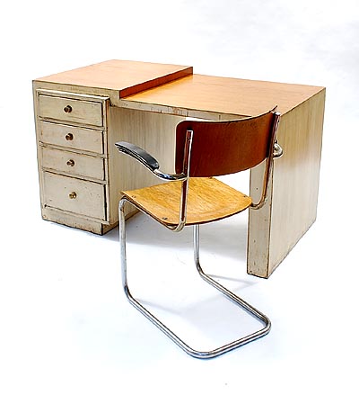 Purper Observatorium kampioen Botterweg Auctions Amsterdam > Ivoorkleurig gelakt Haagse School bureau met helder houten bovenblad en vier laden met vernikkelde messing handgrepen, ontwerp & uitvoering onbekend, Nederland ca.1930, daarbij een buisstoel met blankhouten zitting Purper Observatorium kampioen Botterweg Auctions Amsterdam > Ivoorkleurig gelakt Haagse School bureau met helder houten bovenblad en vier laden met vernikkelde messing handgrepen, ontwerp & uitvoering onbekend, Nederland ca.1930, daarbij een buisstoel met blankhouten zitting